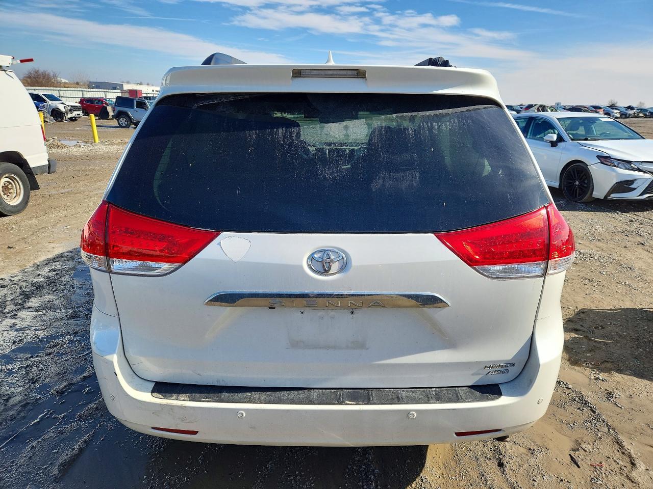 2011 TOYOTA SIENNA