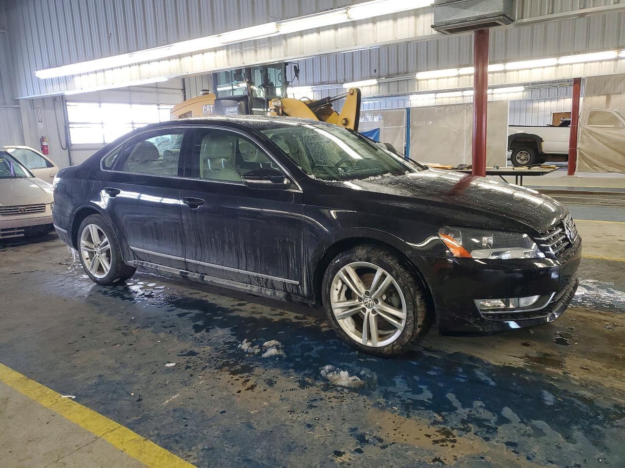 2012 VOLKSWAGEN Passat