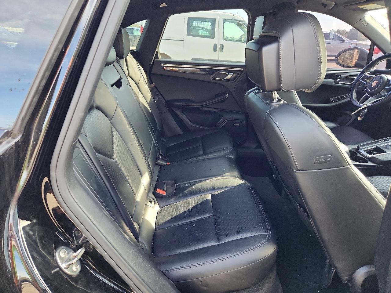 2017 PORSCHE Macan