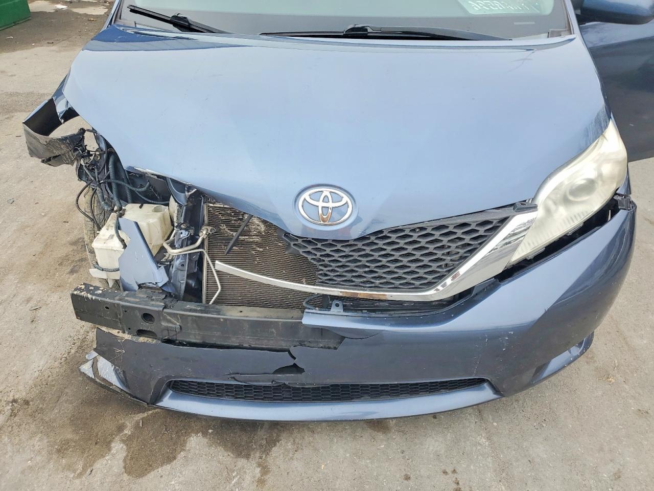 2015 TOYOTA SIENNA