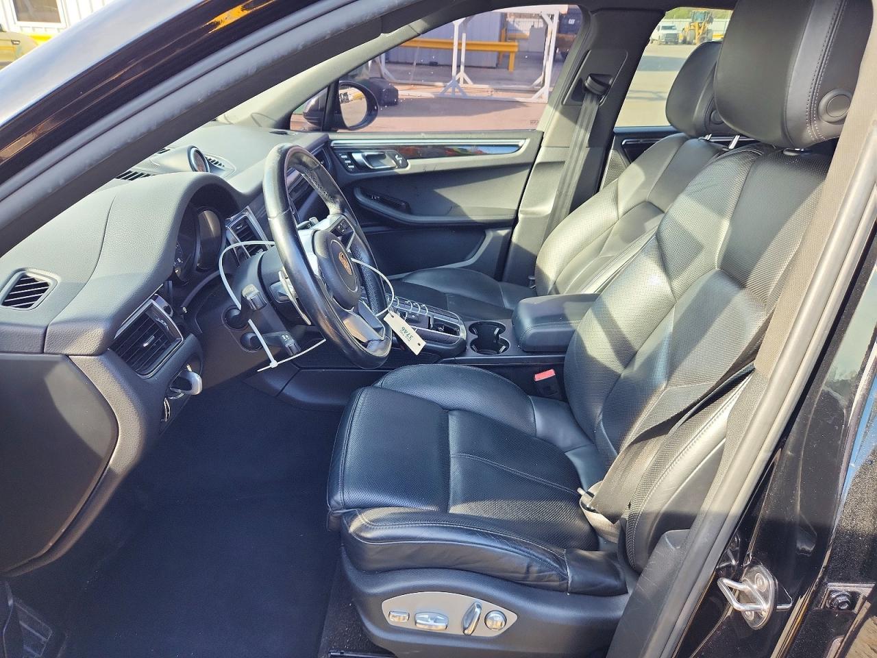 2017 PORSCHE Macan
