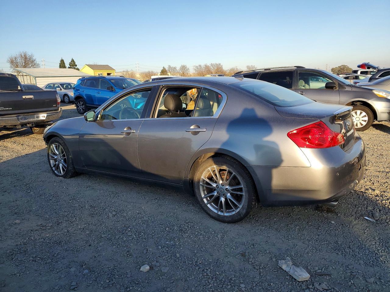 2011 INFINITI G37