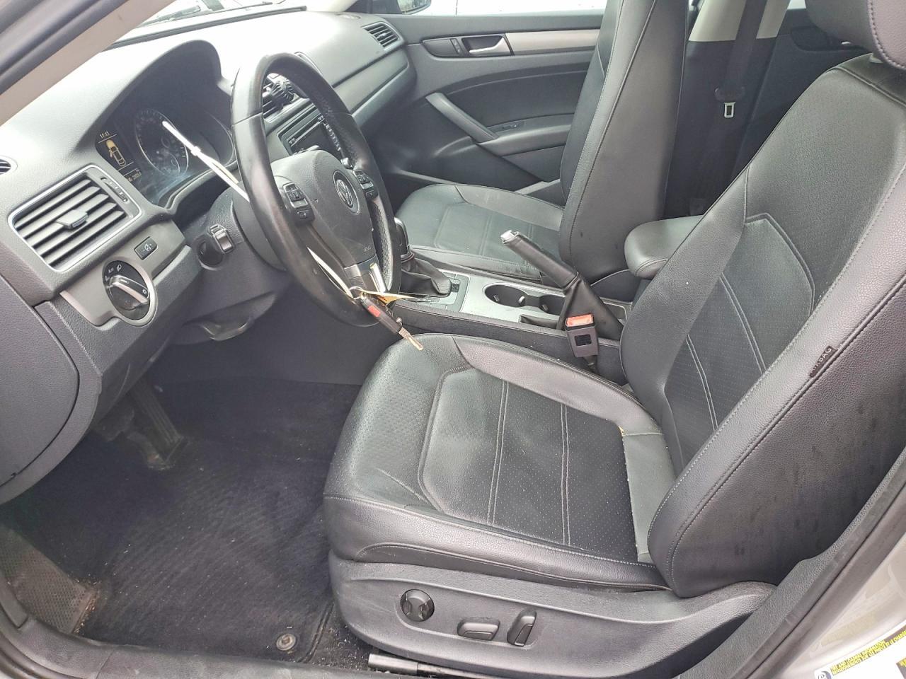 2014 VOLKSWAGEN Passat