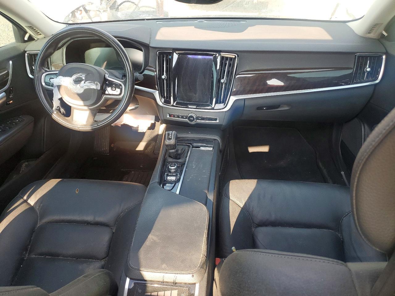 2017 VOLVO S90