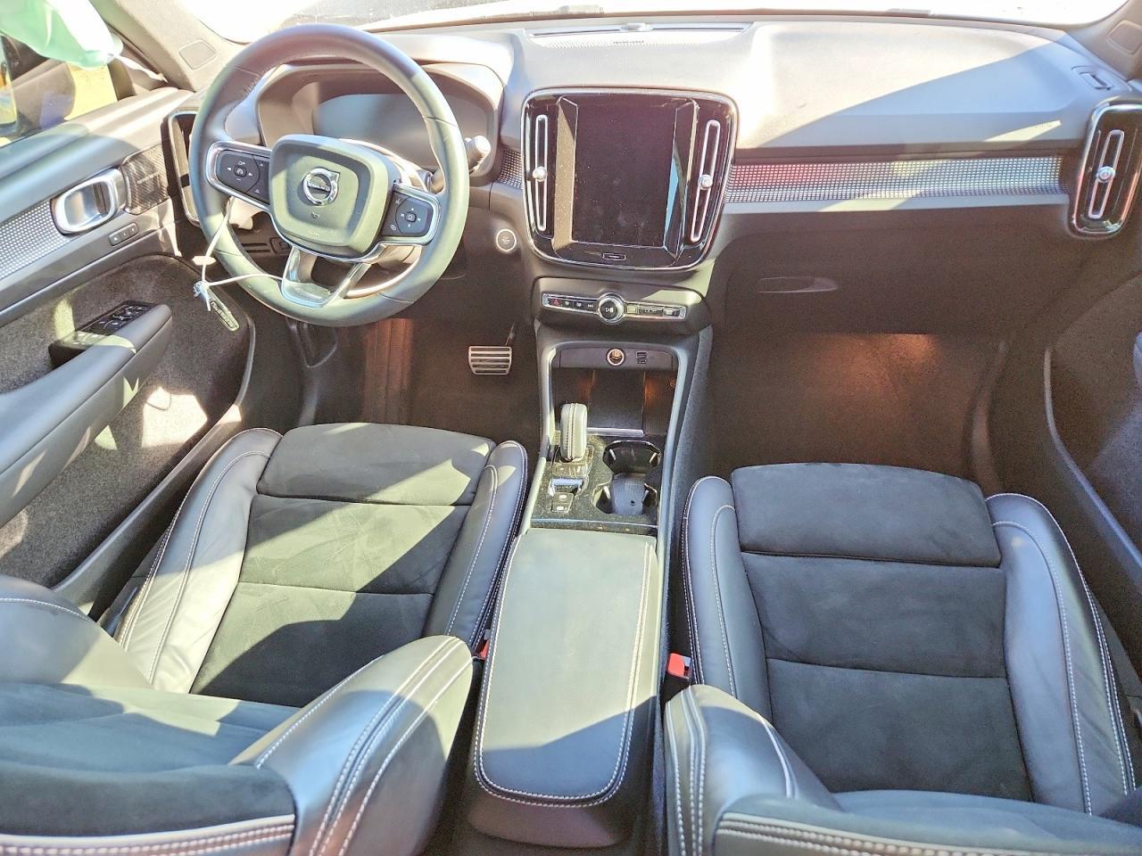 2022 VOLVO XC40