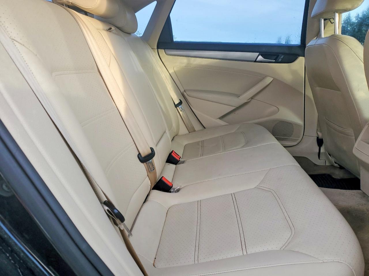 2014 VOLKSWAGEN Passat
