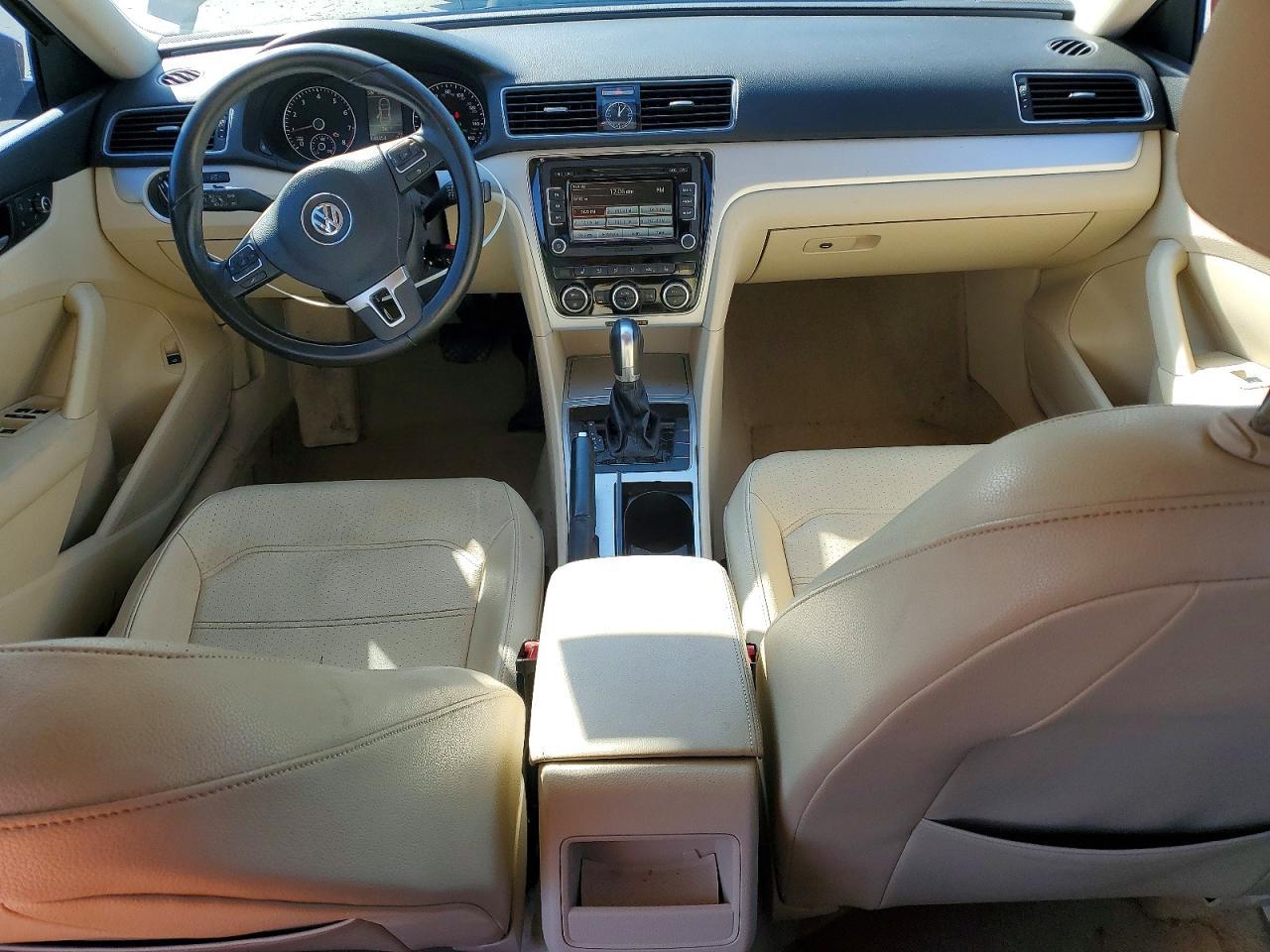 2012 VOLKSWAGEN Passat