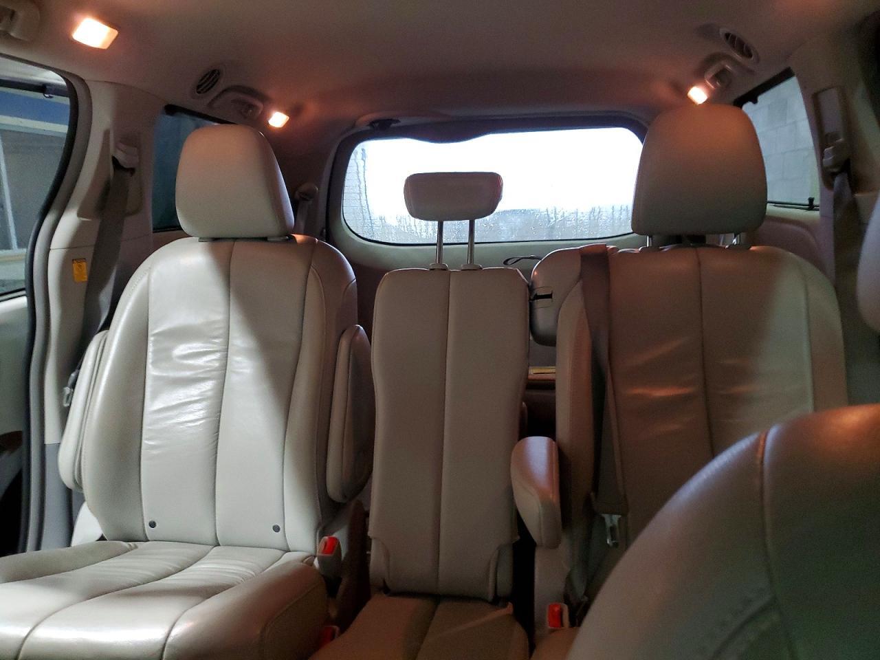 2012 TOYOTA SIENNA