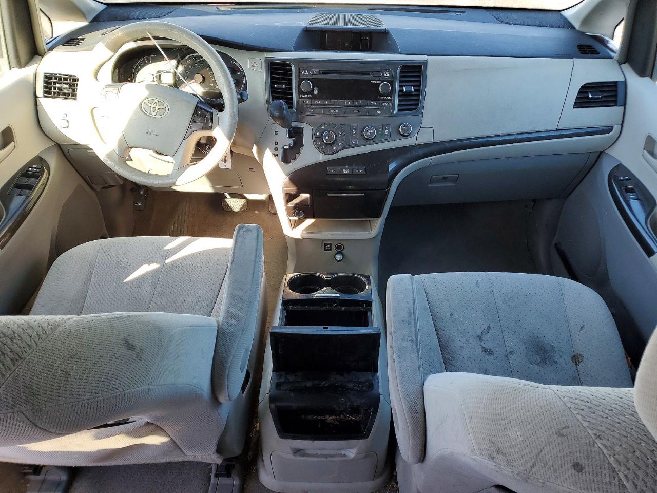 2011 TOYOTA SIENNA