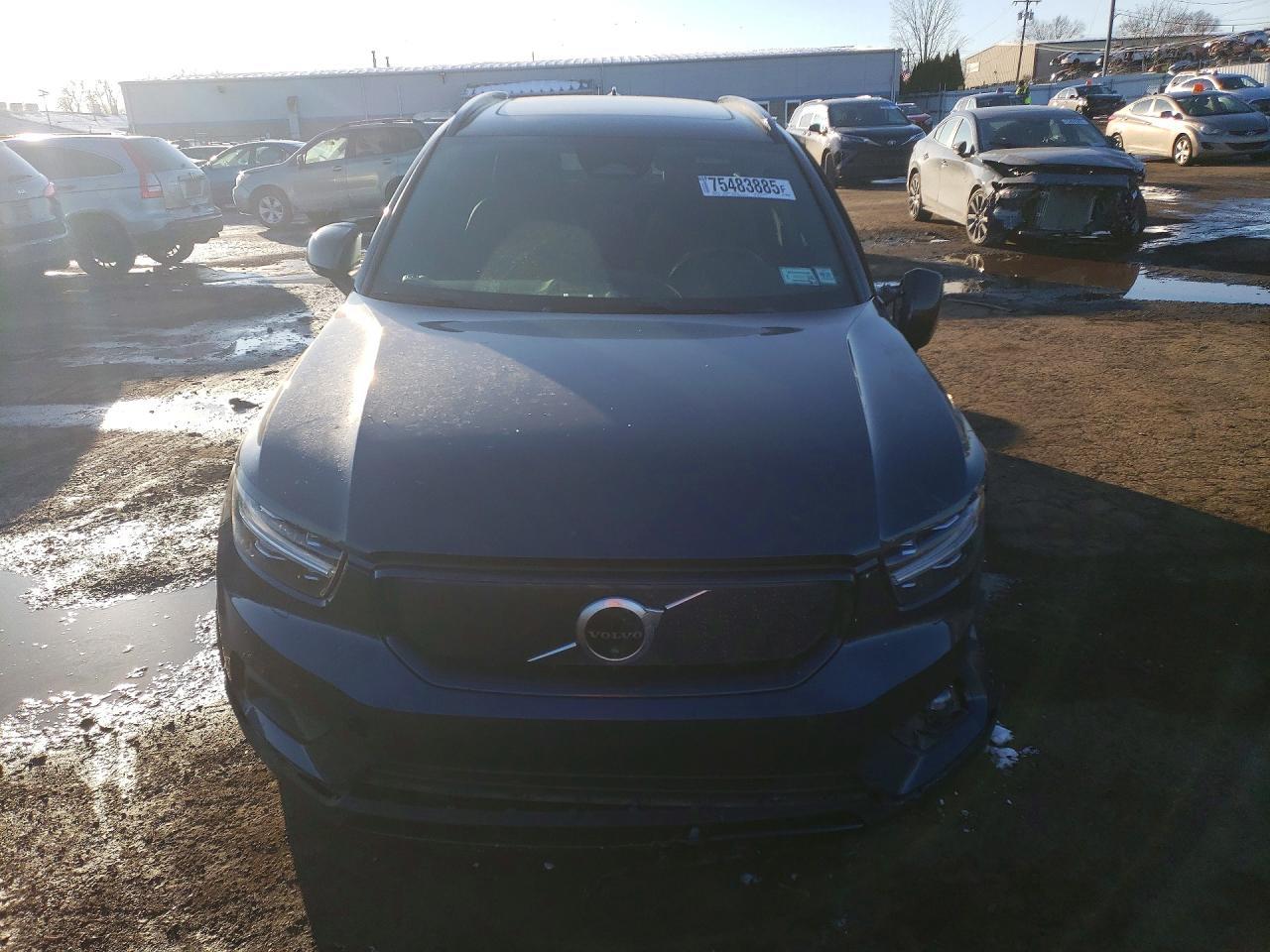 2022 VOLVO XC40