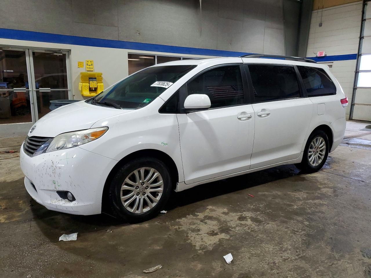 2012 TOYOTA SIENNA
