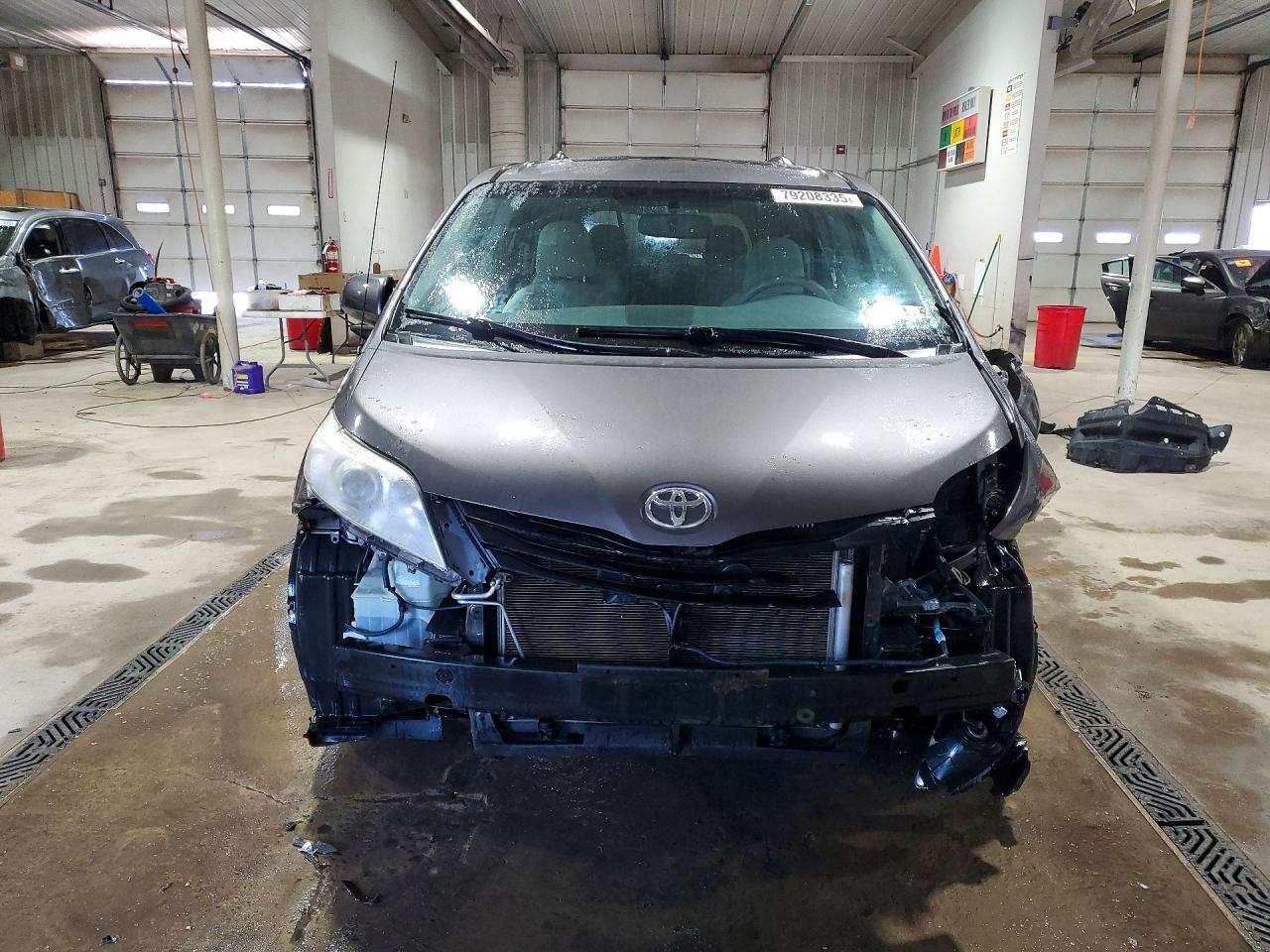 2011 TOYOTA SIENNA
