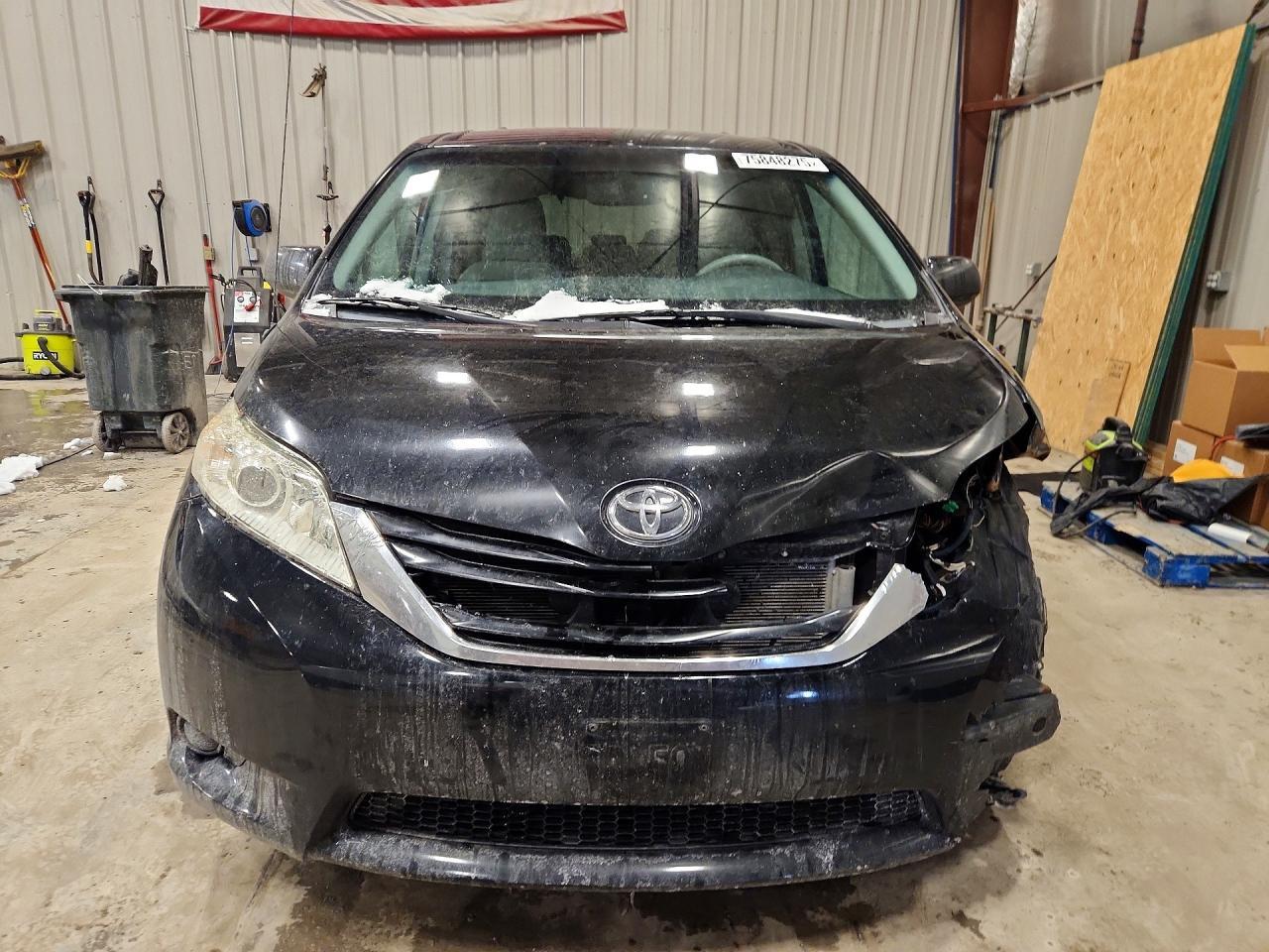 2011 TOYOTA SIENNA