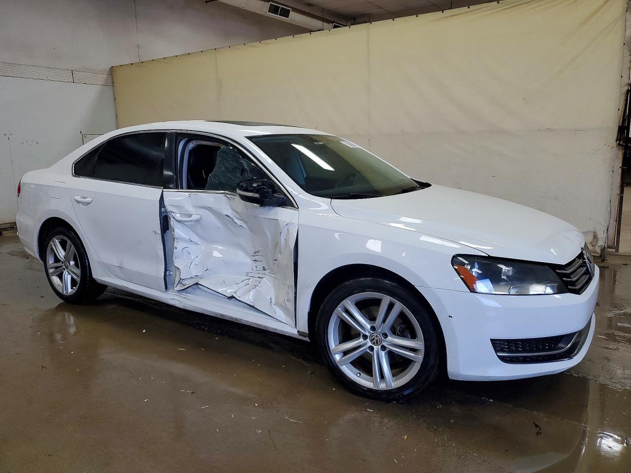 2014 VOLKSWAGEN Passat