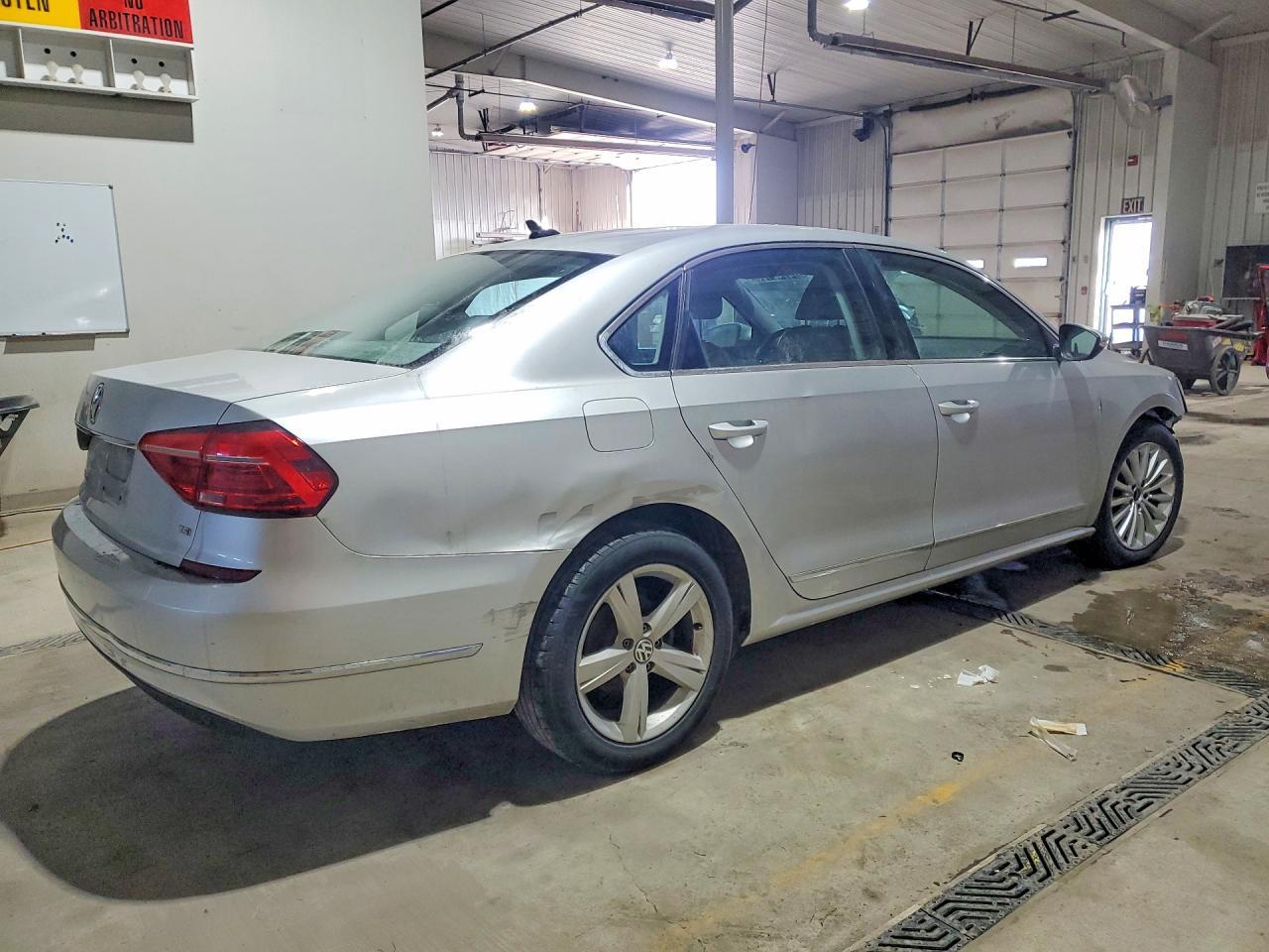 2016 VOLKSWAGEN Passat