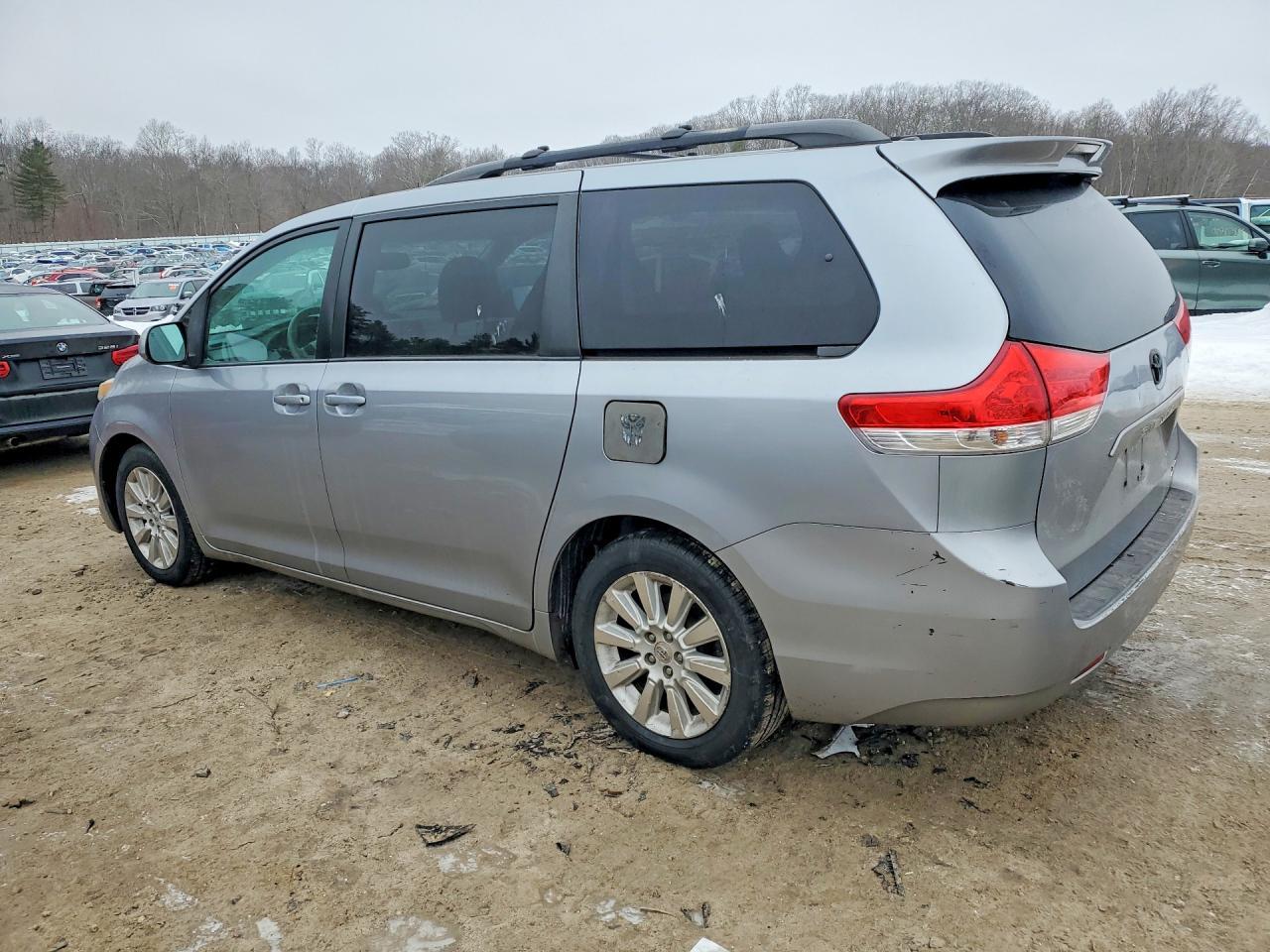2012 TOYOTA SIENNA