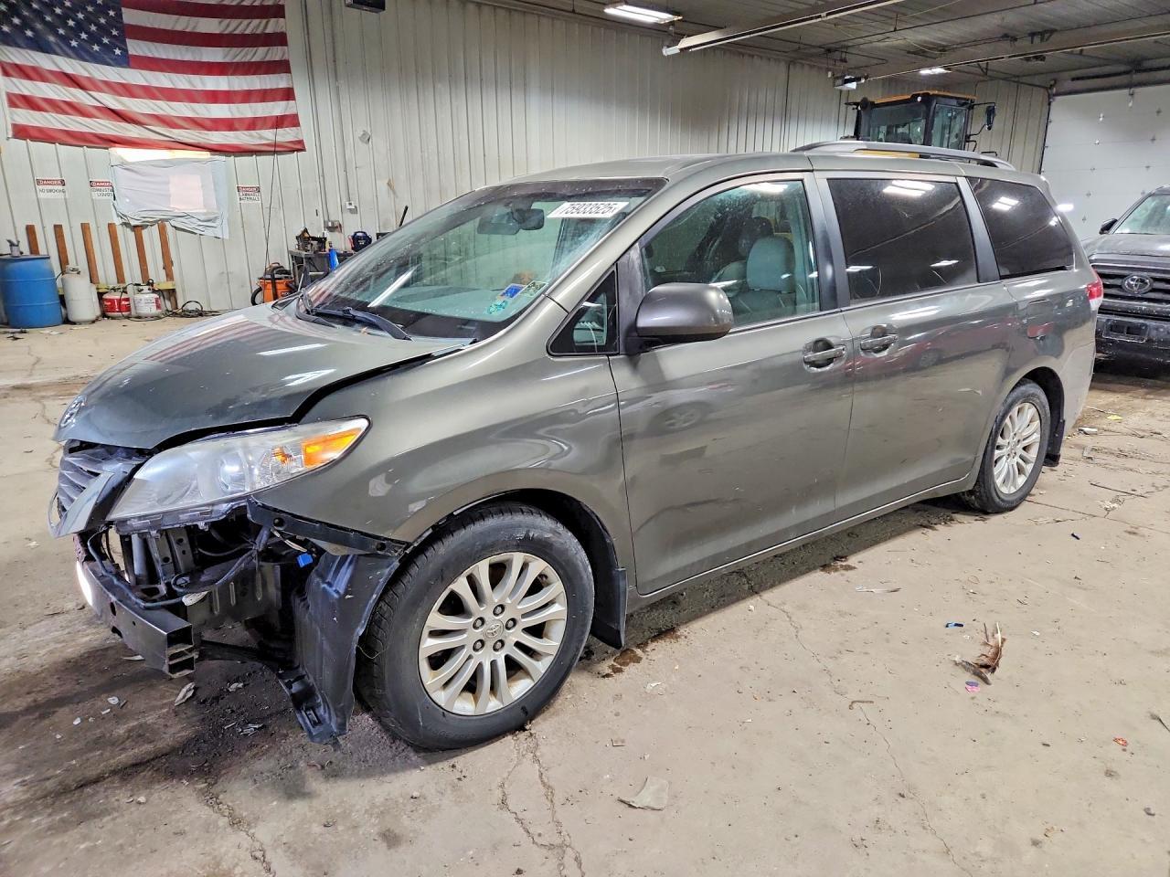 2012 TOYOTA SIENNA