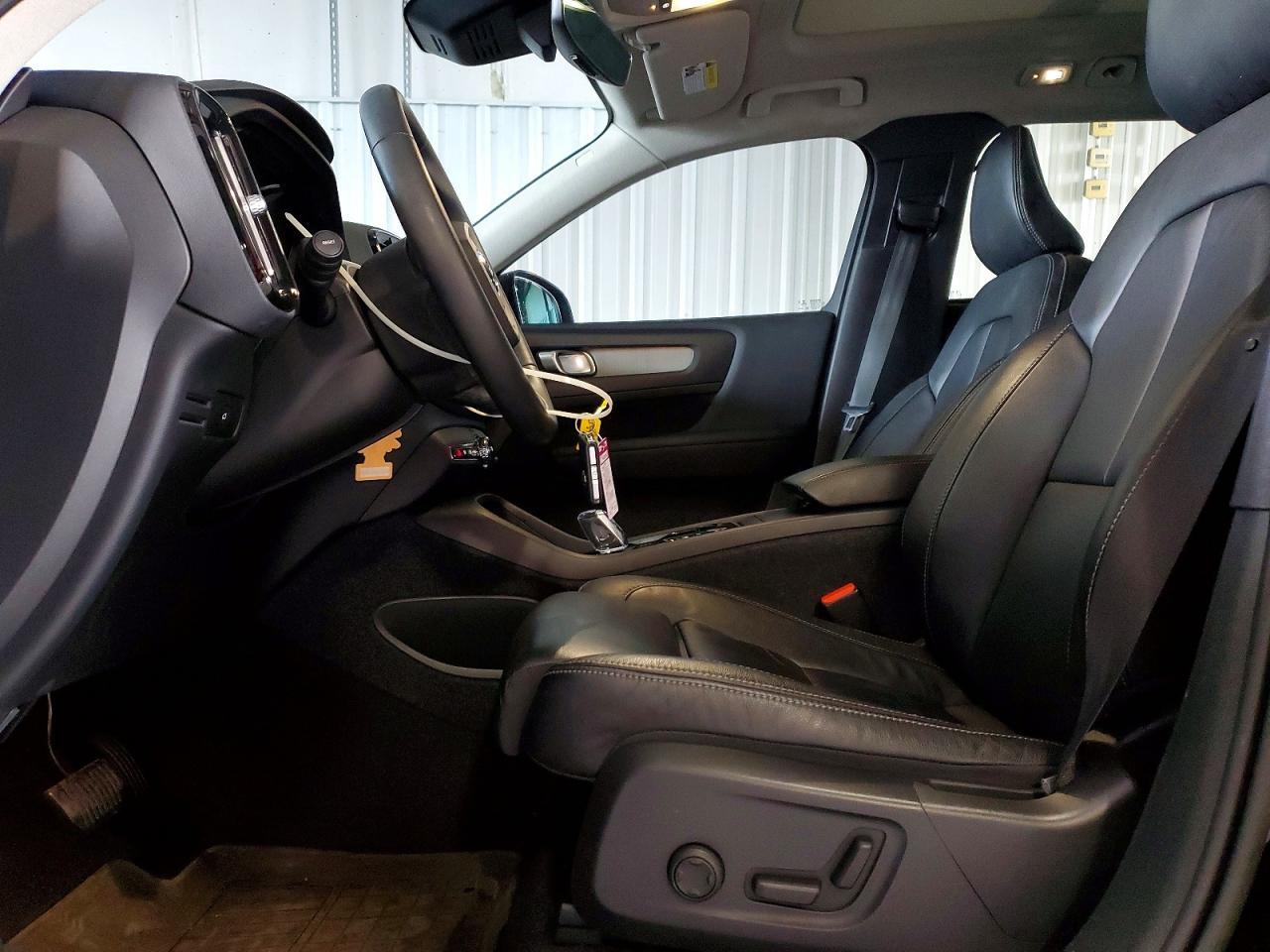 2023 VOLVO XC40