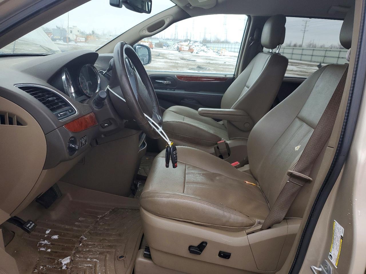 2013 CHRYSLER Town & Country