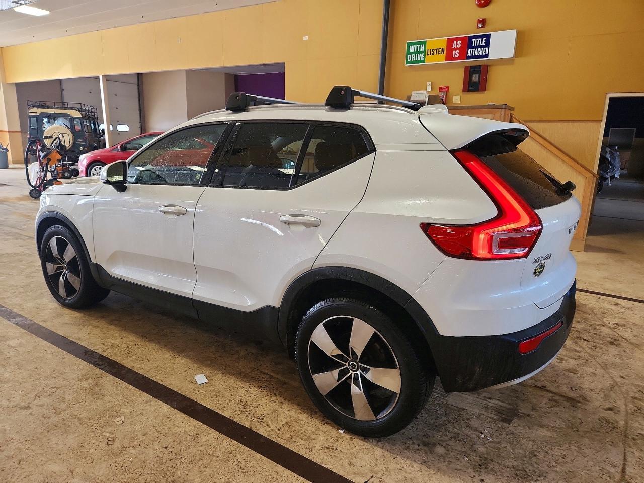 2021 VOLVO XC40