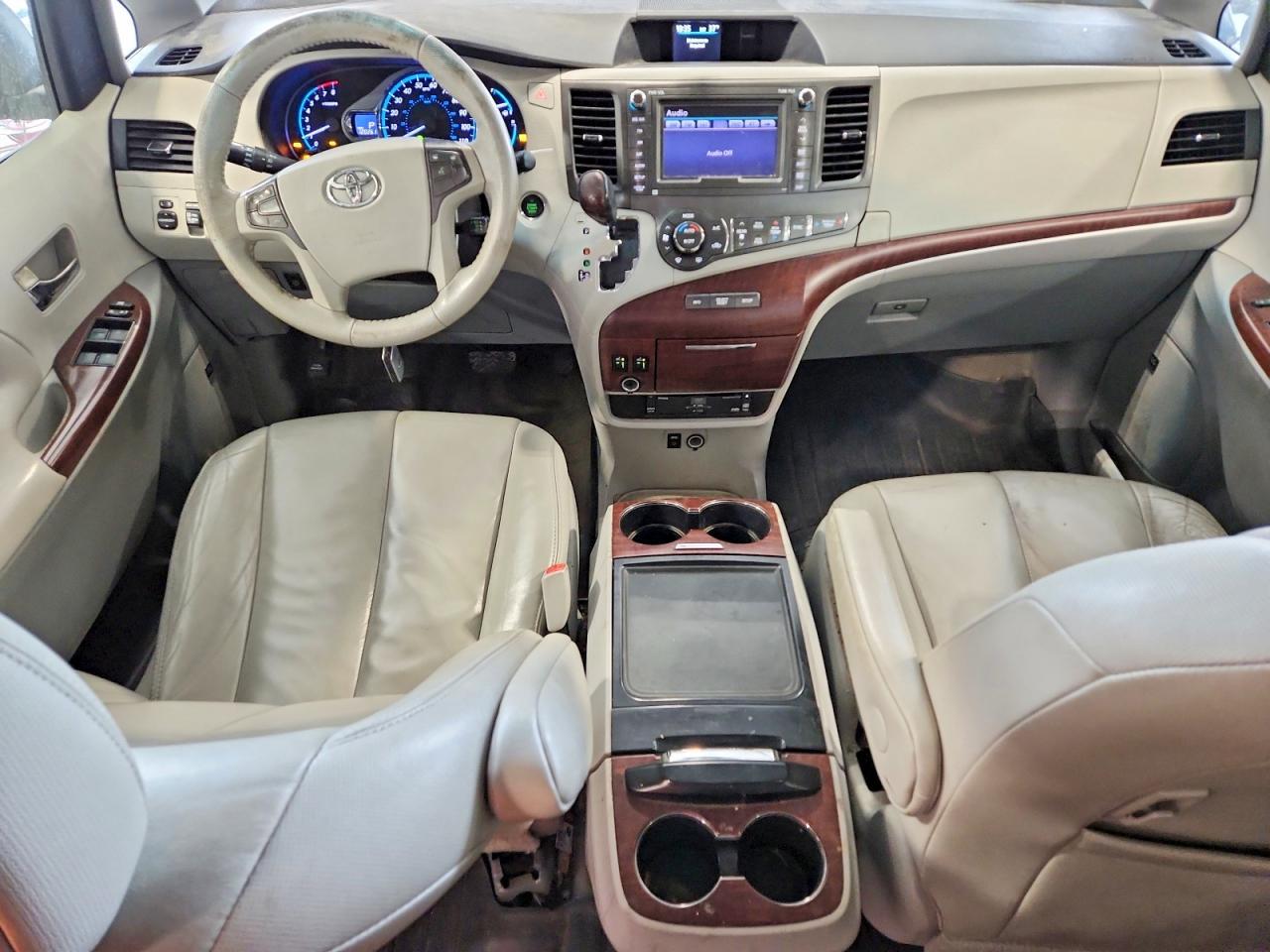 2014 TOYOTA SIENNA