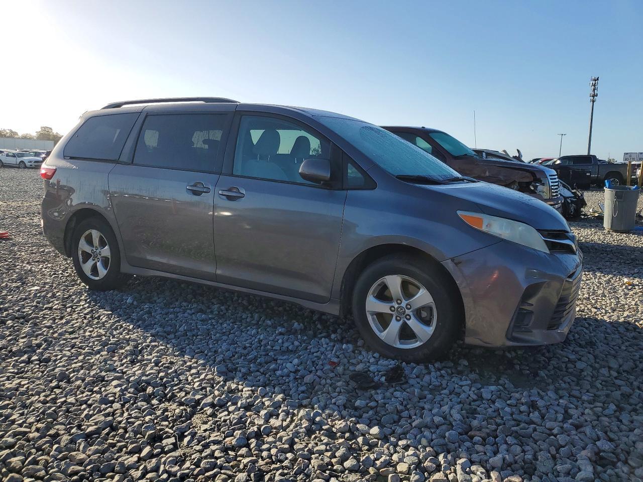 2018 TOYOTA SIENNA