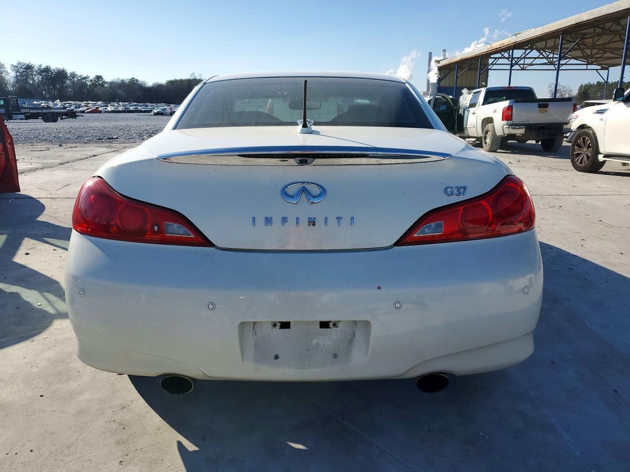 2011 INFINITI G37
