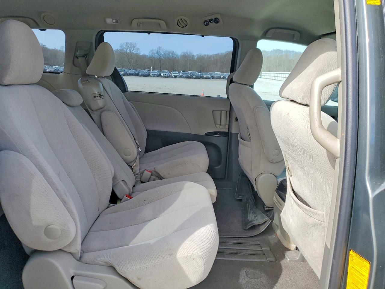 2011 TOYOTA SIENNA