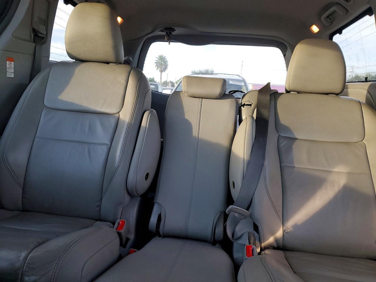 2016 TOYOTA SIENNA
