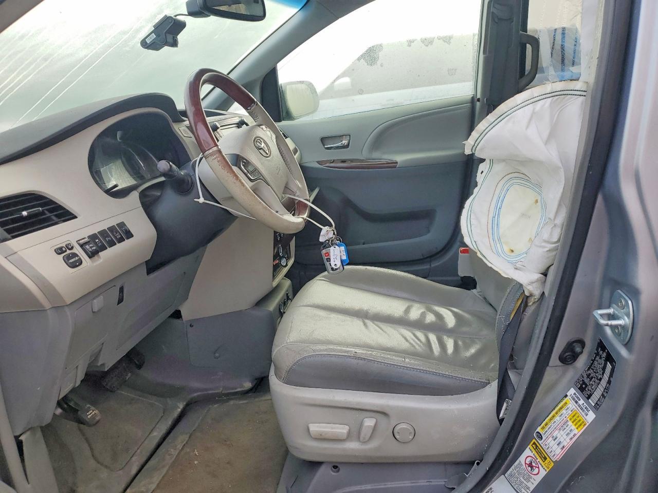 2013 TOYOTA SIENNA