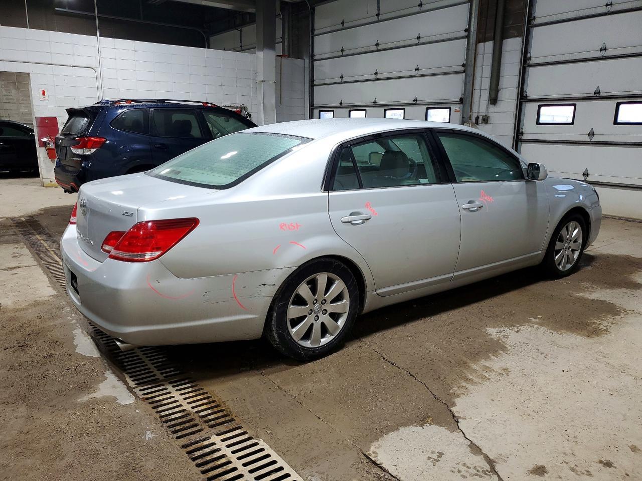 2005 TOYOTA Avalon