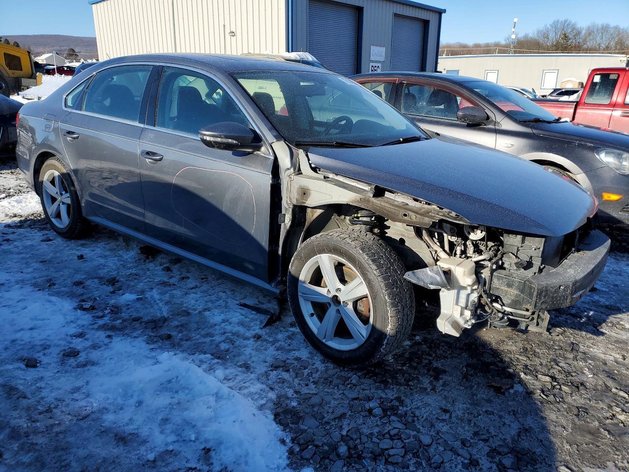 2012 VOLKSWAGEN Passat