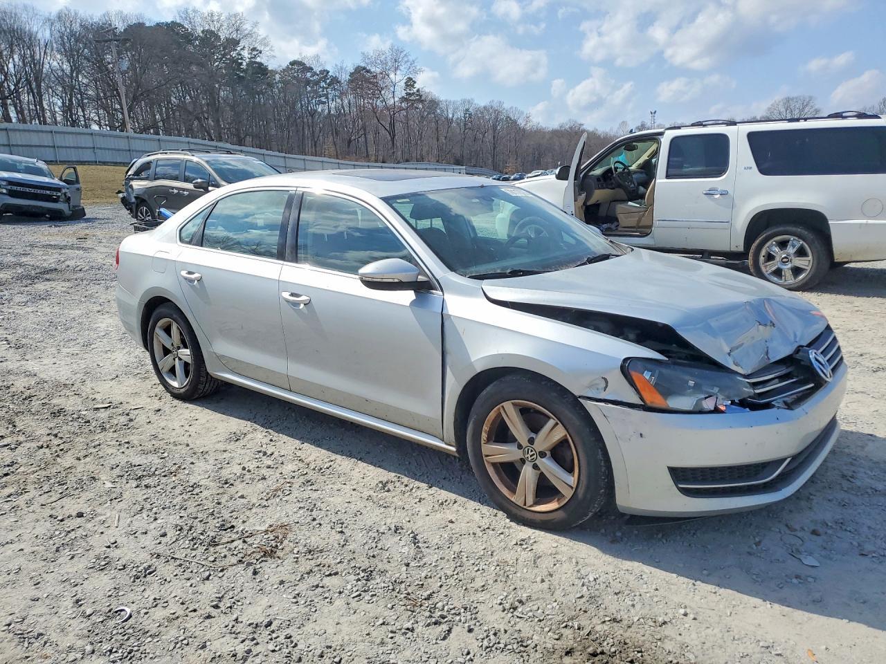 2012 VOLKSWAGEN Passat