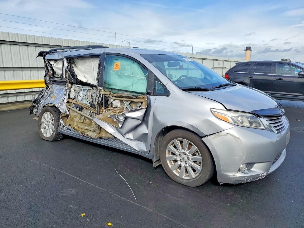 2017 TOYOTA SIENNA