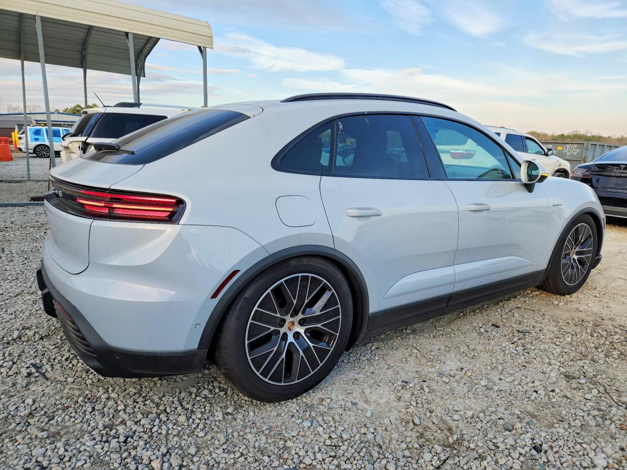 2025 PORSCHE Macan
