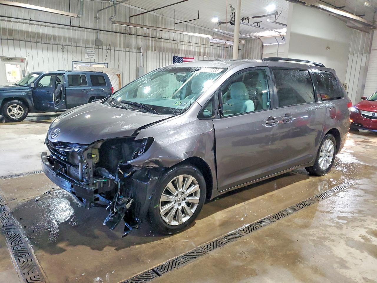 2011 TOYOTA SIENNA