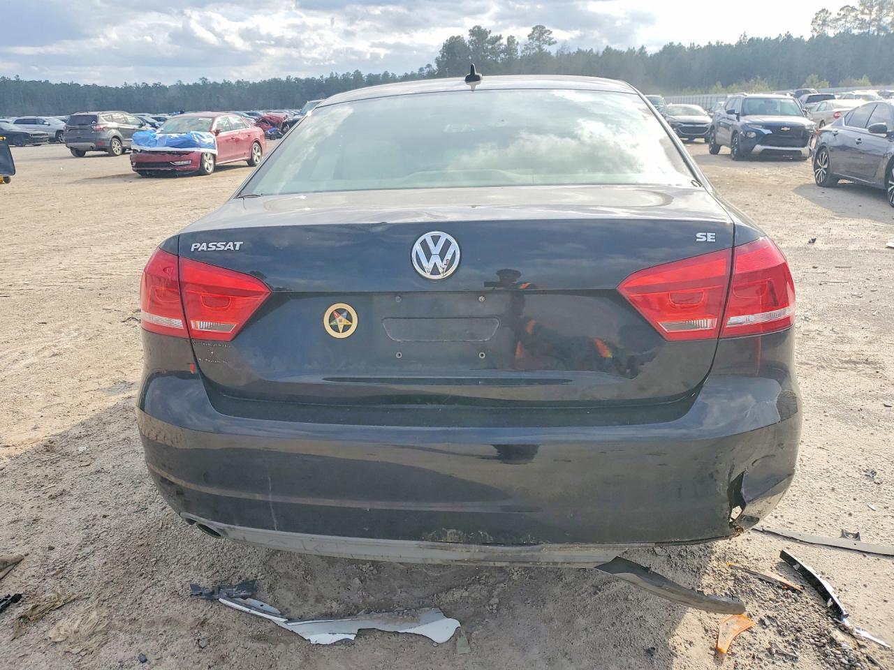 2013 VOLKSWAGEN Passat