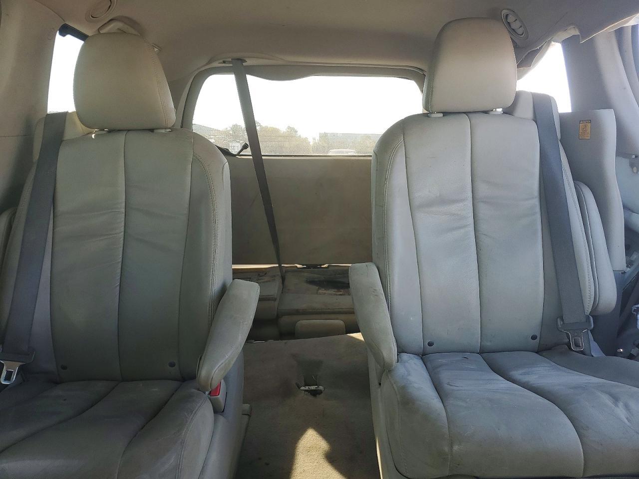 2012 TOYOTA SIENNA