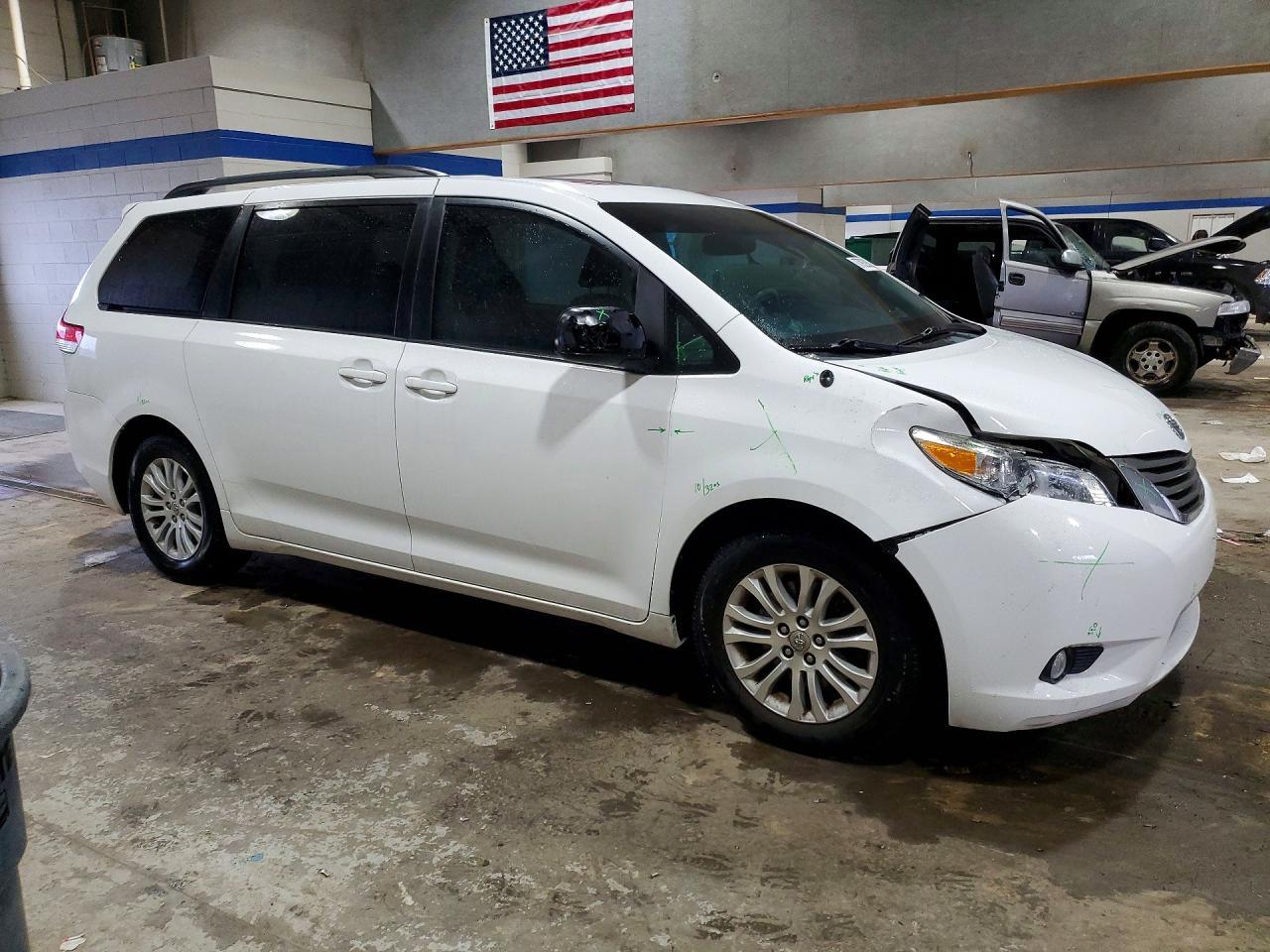 2012 TOYOTA SIENNA