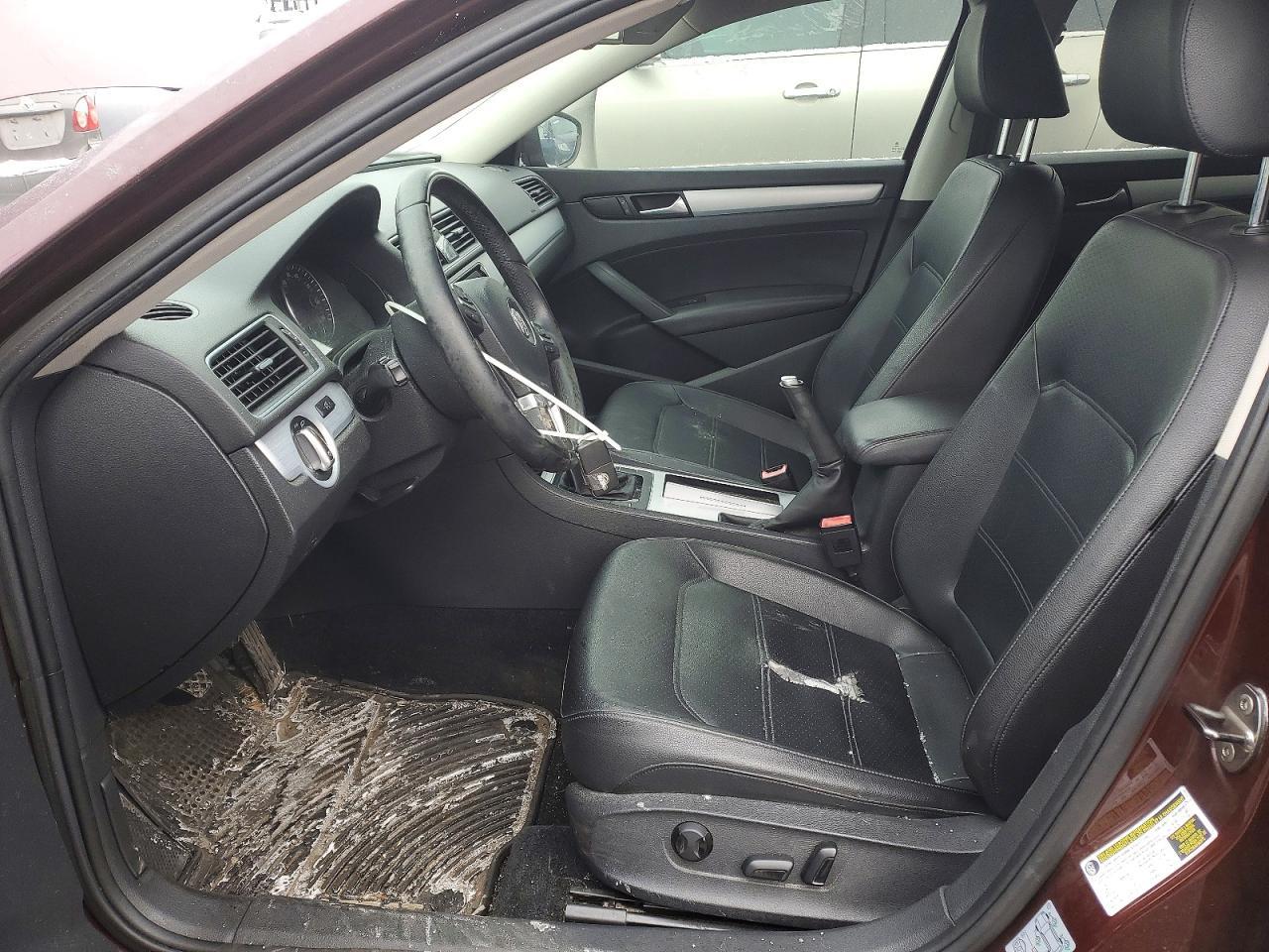 2012 VOLKSWAGEN Passat