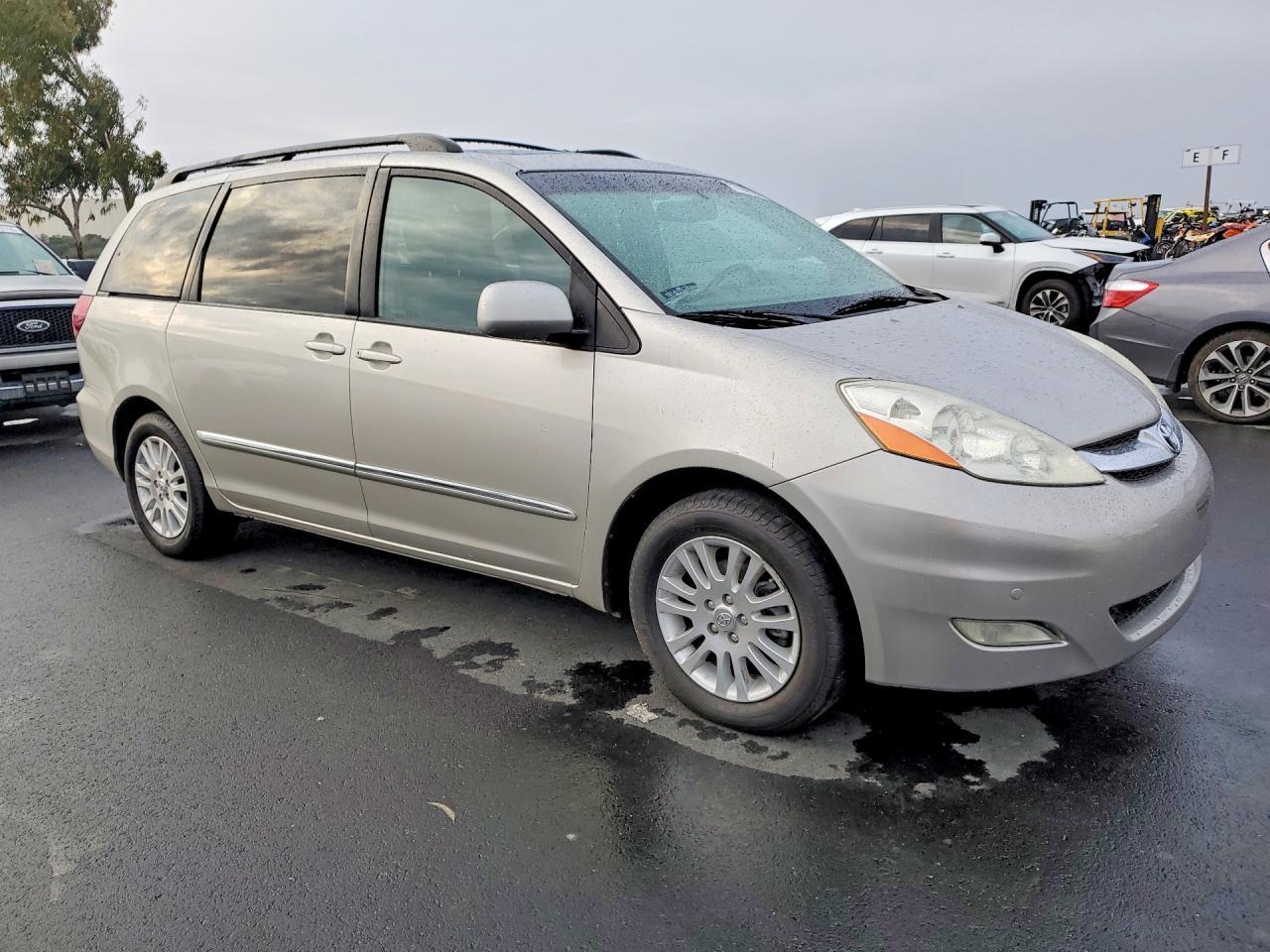 2010 TOYOTA SIENNA