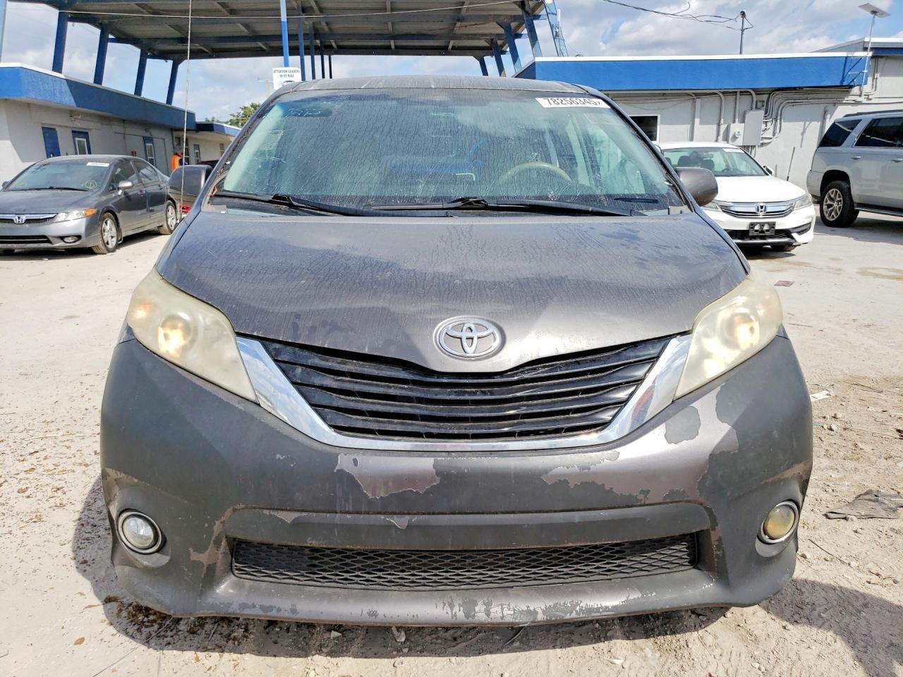 2014 TOYOTA SIENNA