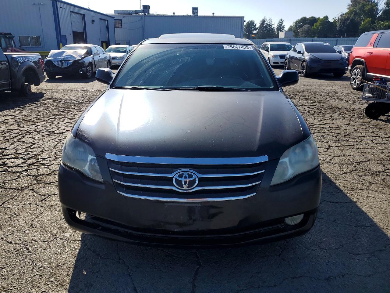 2005 TOYOTA Avalon