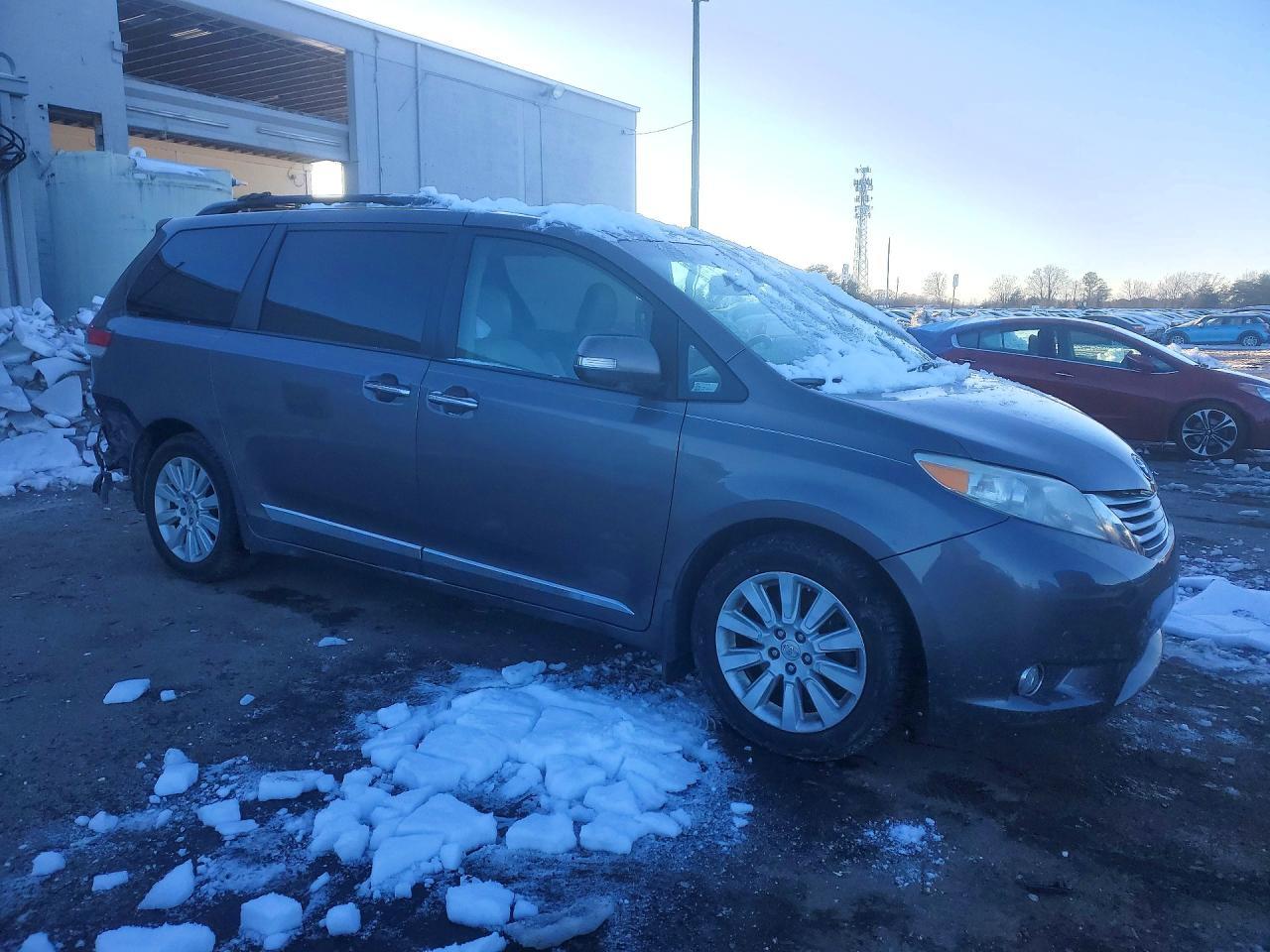 2013 TOYOTA SIENNA