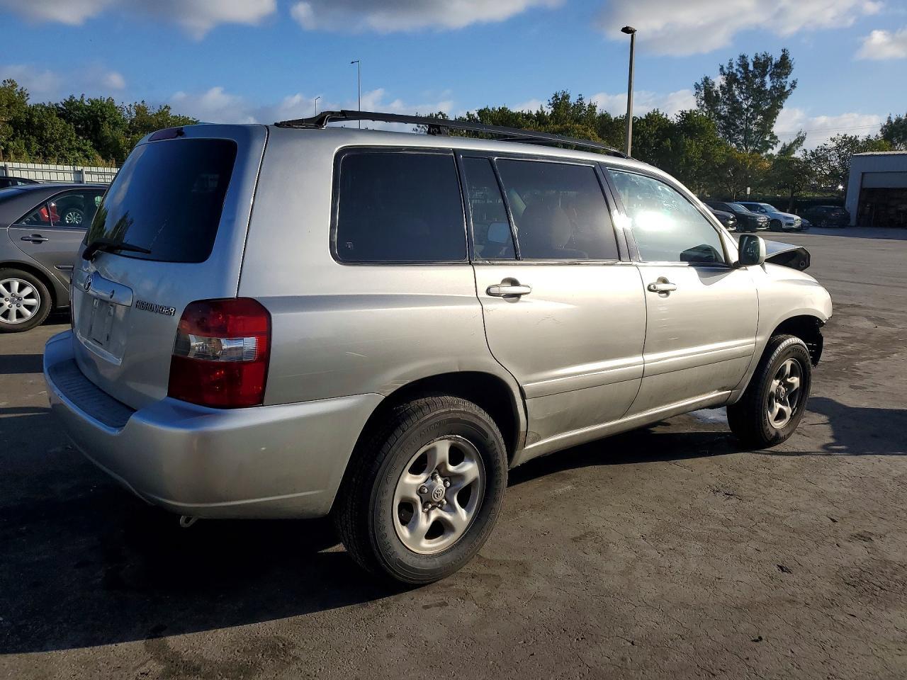 2004 TOYOTA HIGHLANDER