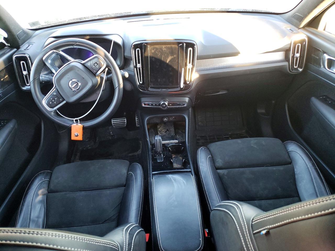 2022 VOLVO XC40