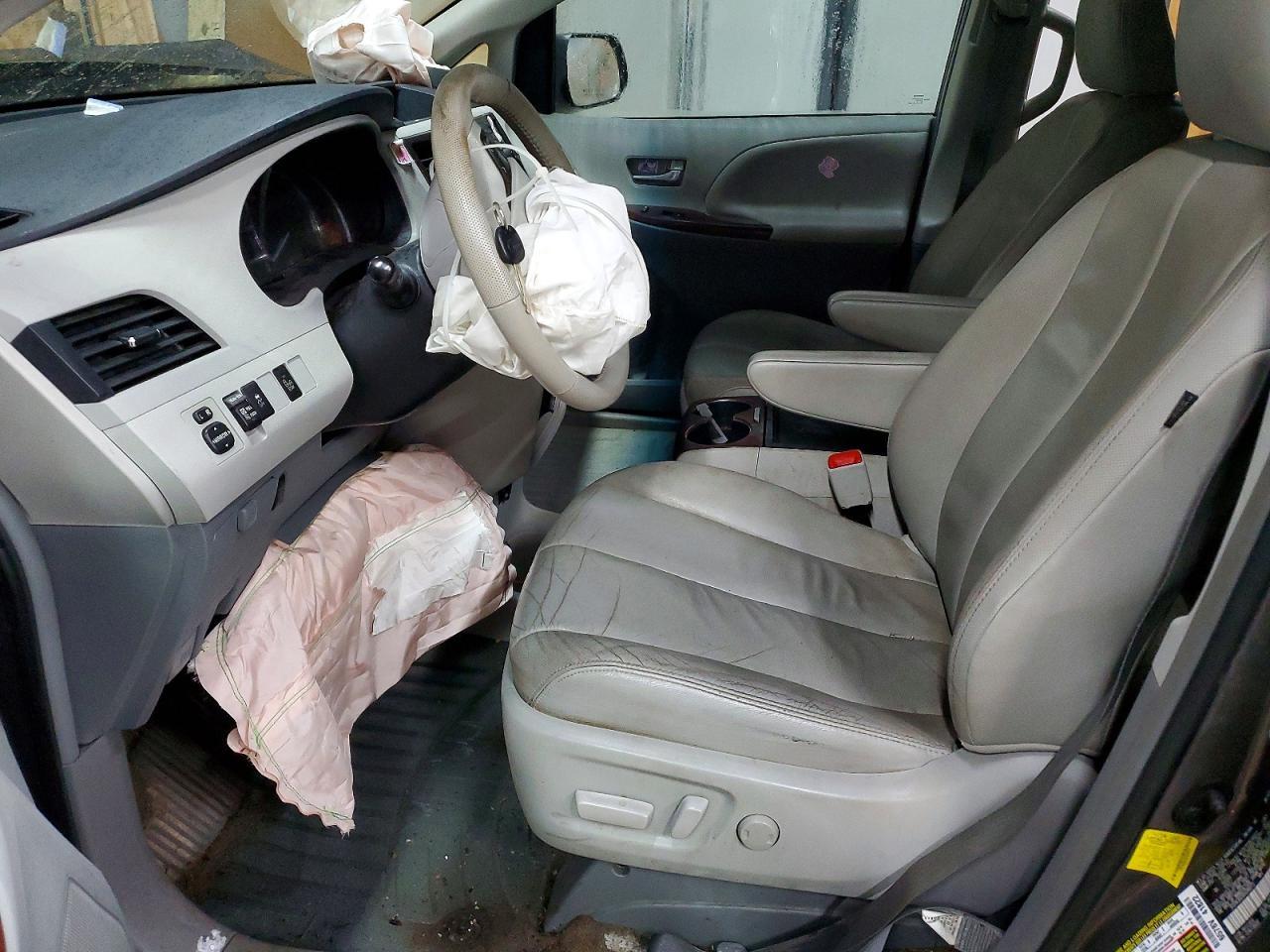 2013 TOYOTA SIENNA