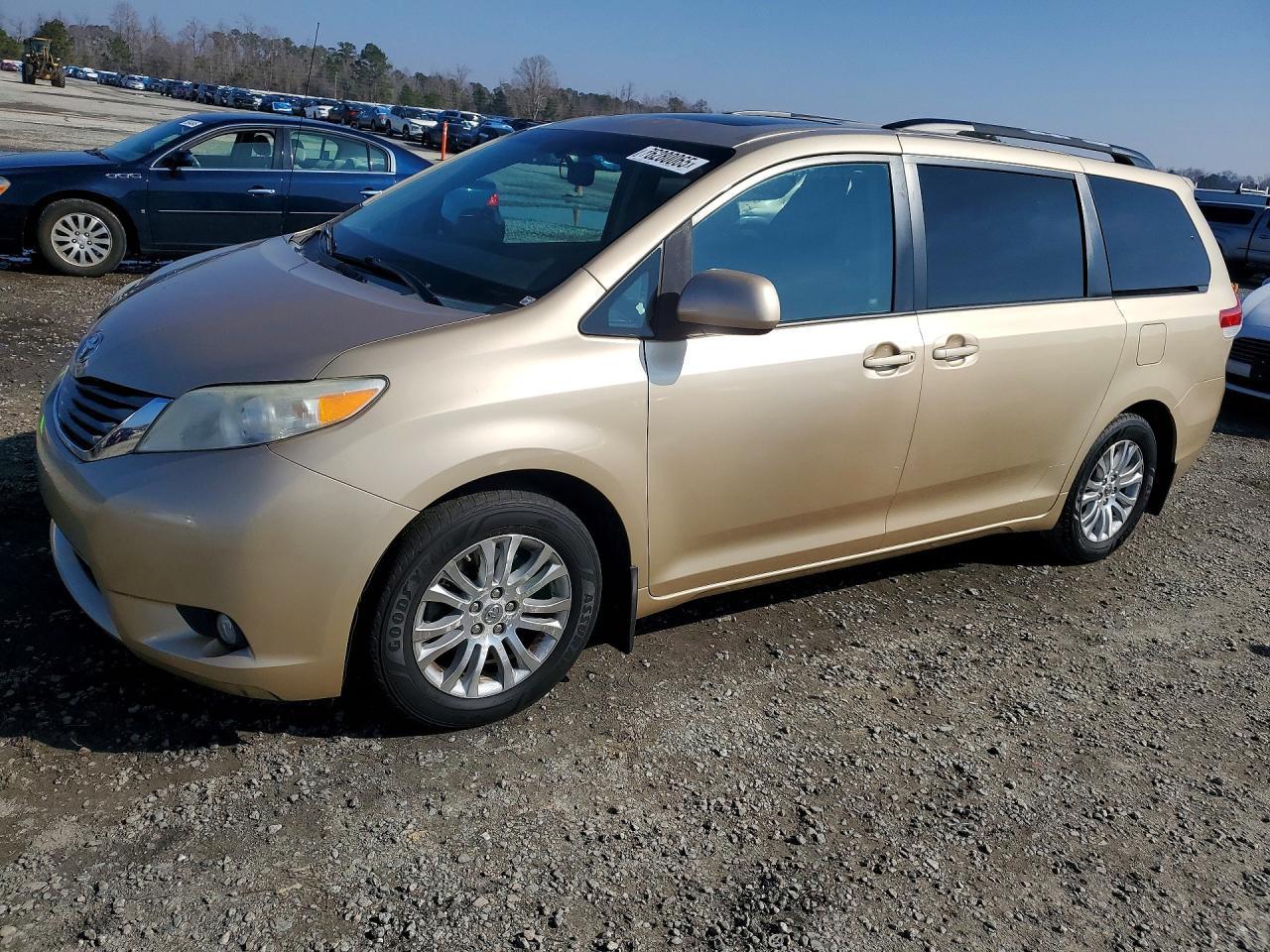 2011 TOYOTA SIENNA