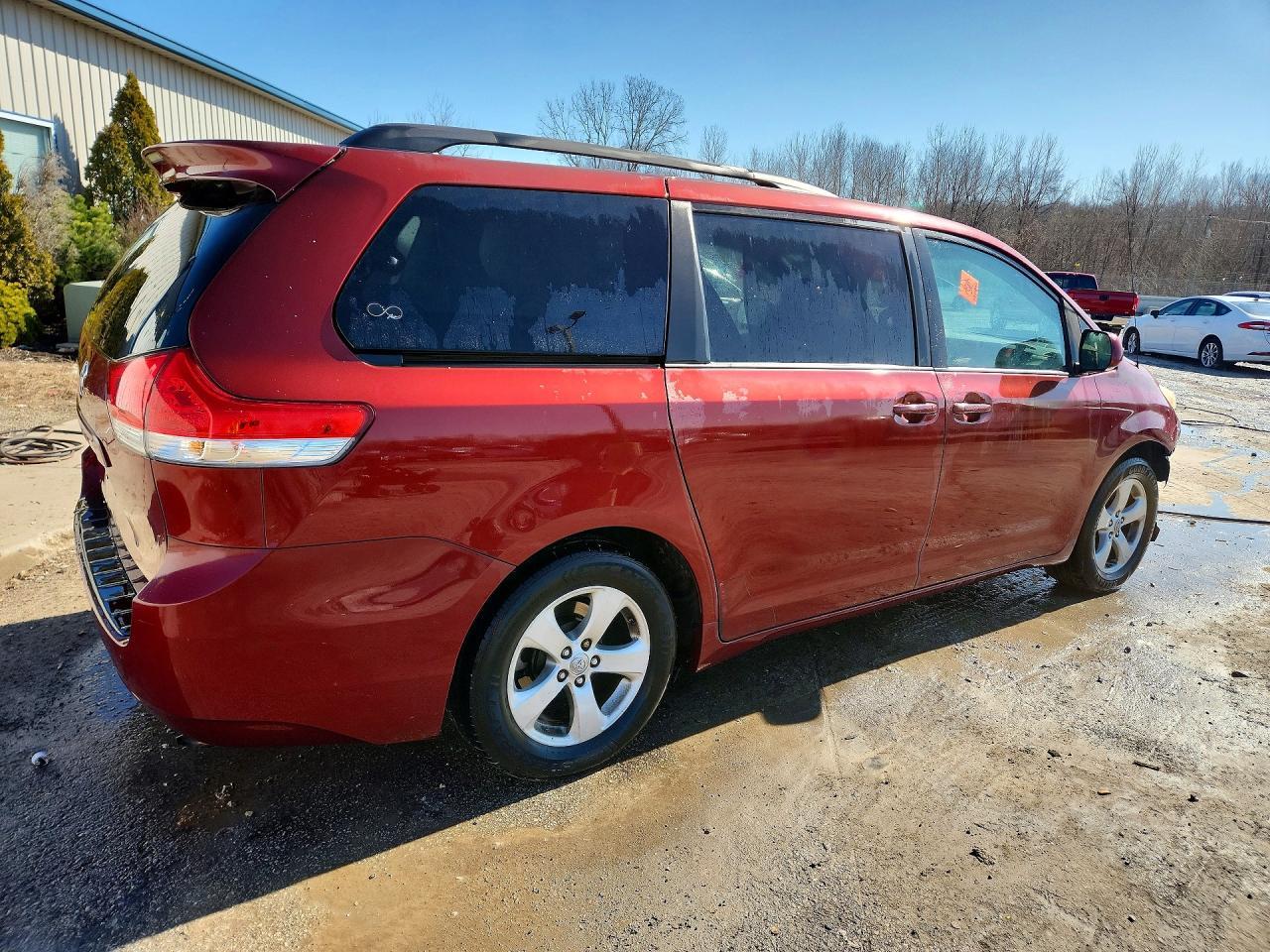 2011 TOYOTA SIENNA