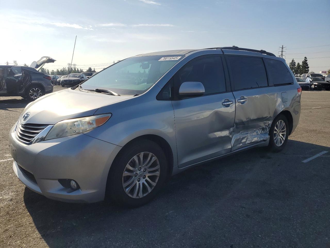 2013 TOYOTA SIENNA